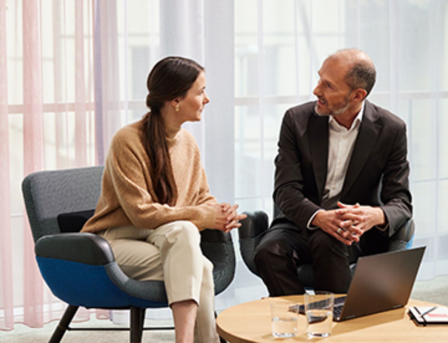 Blog Teaser - Berater und Kundin in einem Gespräch aus dem Artikel Selbstbestimmt vorzusorgen zahlt sich aus