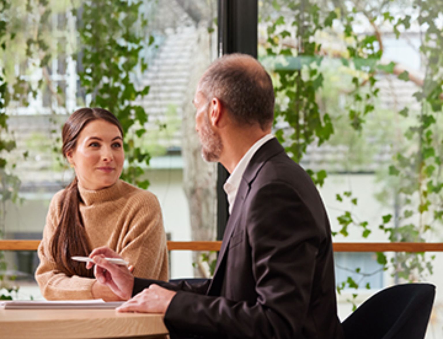 Blog Teaser - Mann und Frau in einer Besprechung aus dem Artikel Frauen legen ihr Geld anders an