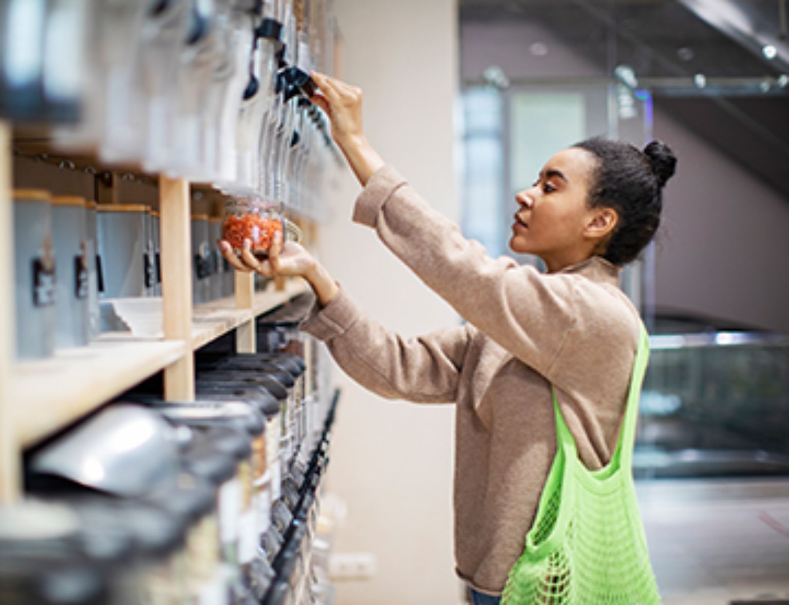 Blog Teaser - Frau kauft ein Getränk aus dem Artikel So konsumiert die Generation Y