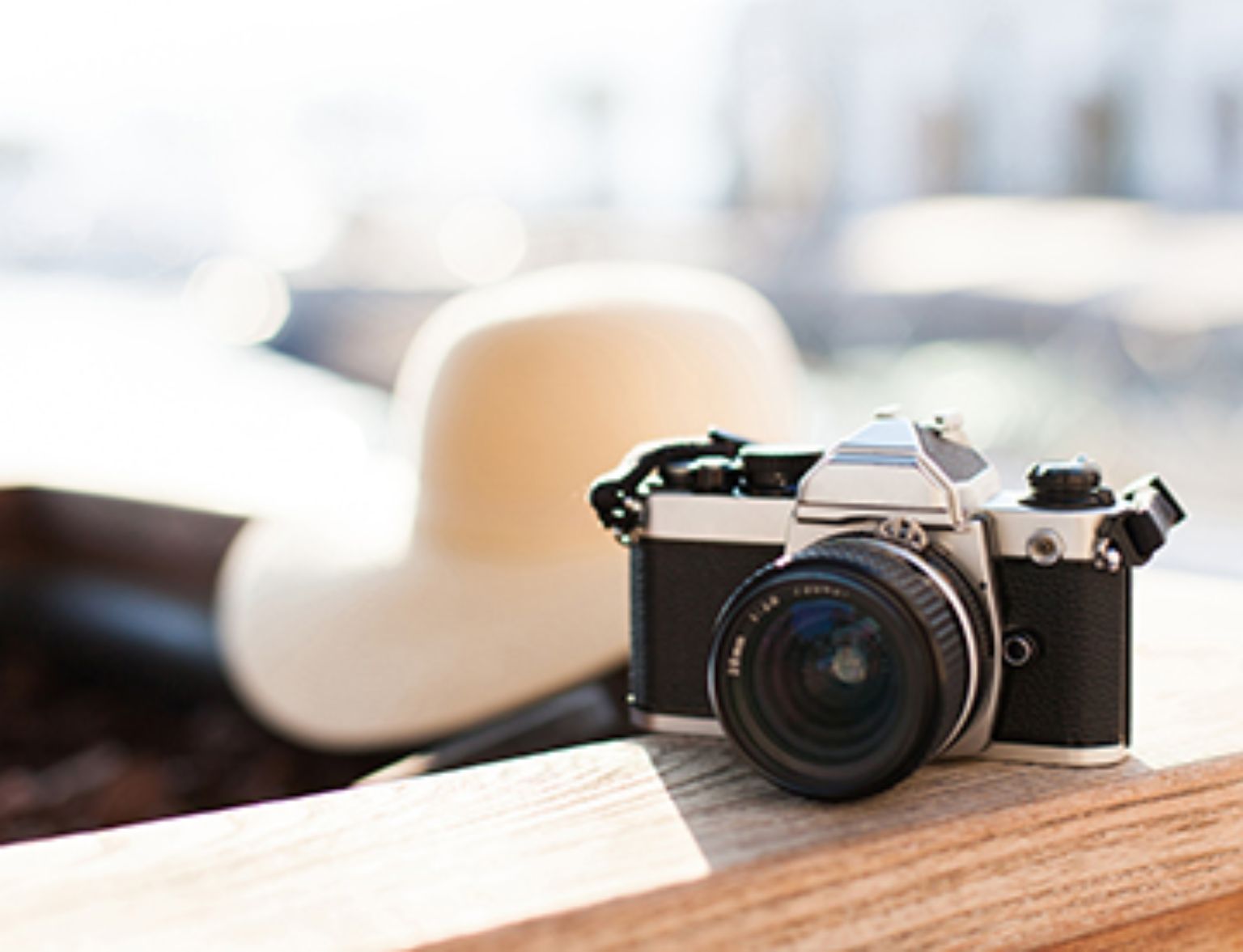 Blog Teaser - Fotoapparat auf dem Tisch aus dem Artikel Der passende Mix aus digital und analog