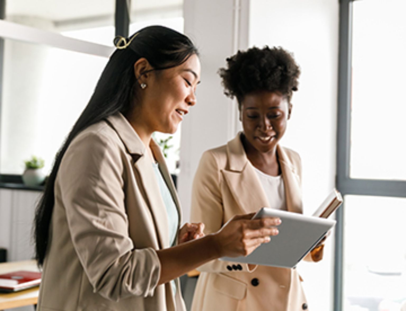 Blog Teaser - 2 Frauen schauen Tablet an aus dem Artikel Unternehmensvorsorge: Jetzt optimieren