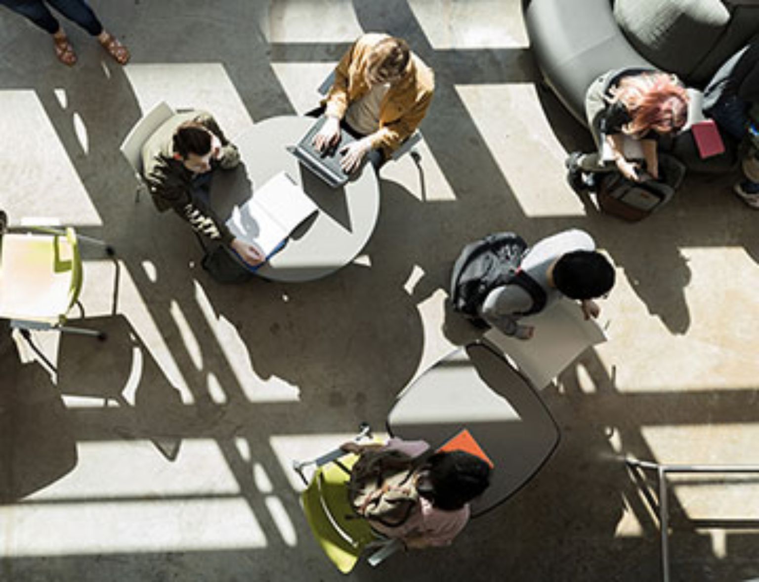 Blog Teaser - Personen arbeiten aus dem Artikel Ein Schritt nach dem anderen: Vorgehen bei der Stiftungsgründung