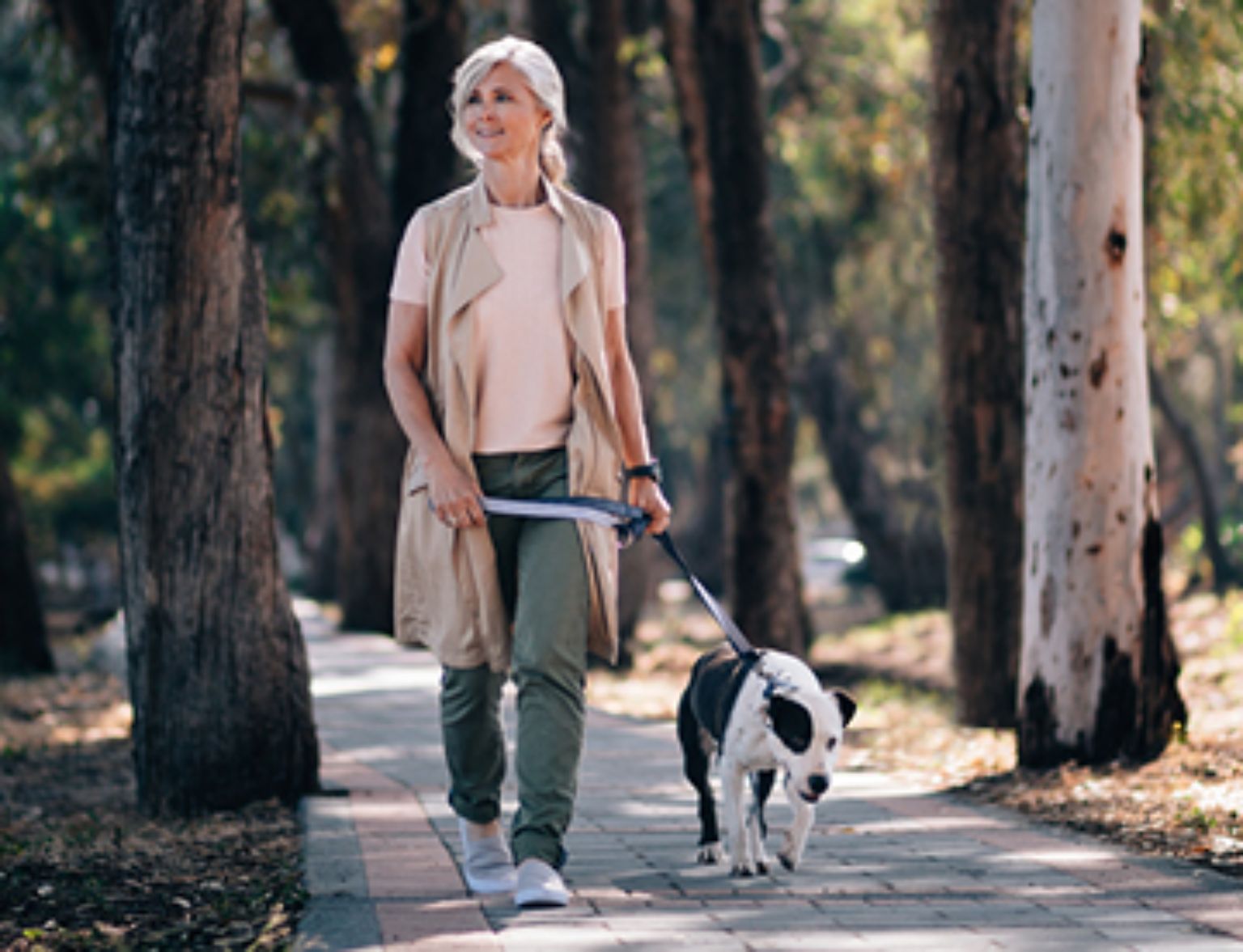 Blog Teaser - Alte Frau mit einem Hund aus dem Artikel Wie sorge ich heute für morgen vor?