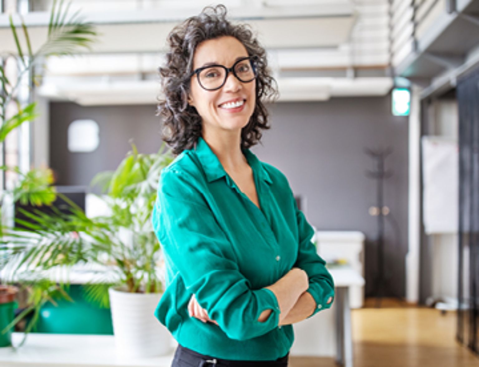 Blog Teaser - Frau mit grünen Hemd aus dem Artikel Vorsorge verbessern und Steuern sparen