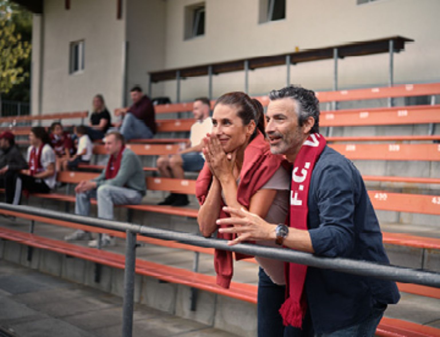 Blog Teaser - Frau und Mann im Stadion aus dem Artikel Altersvorsorge: So stellen Sie die richtigen Weichen 