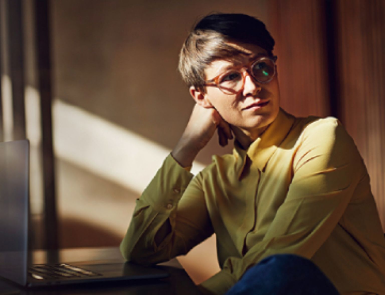 Blog Teaser - Frau am nachdenken aus dem Artikel Nachhaltig anlegen – die drei grössten Mythen