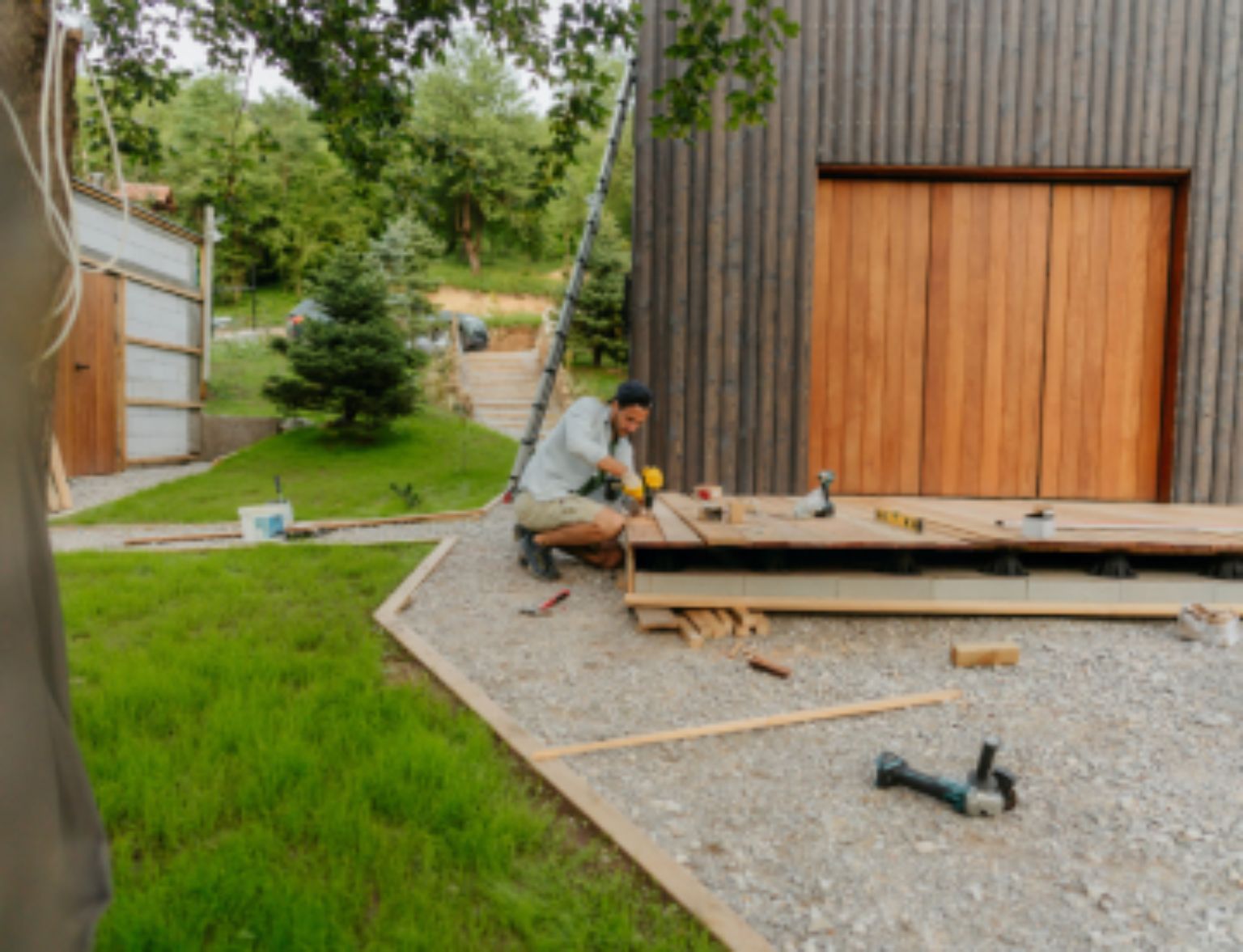 Blog Teaser - Mann baut Immobilie mit Holz aus dem Artikel So können Sie Ihr Eigenheim unbeschwert geniessen