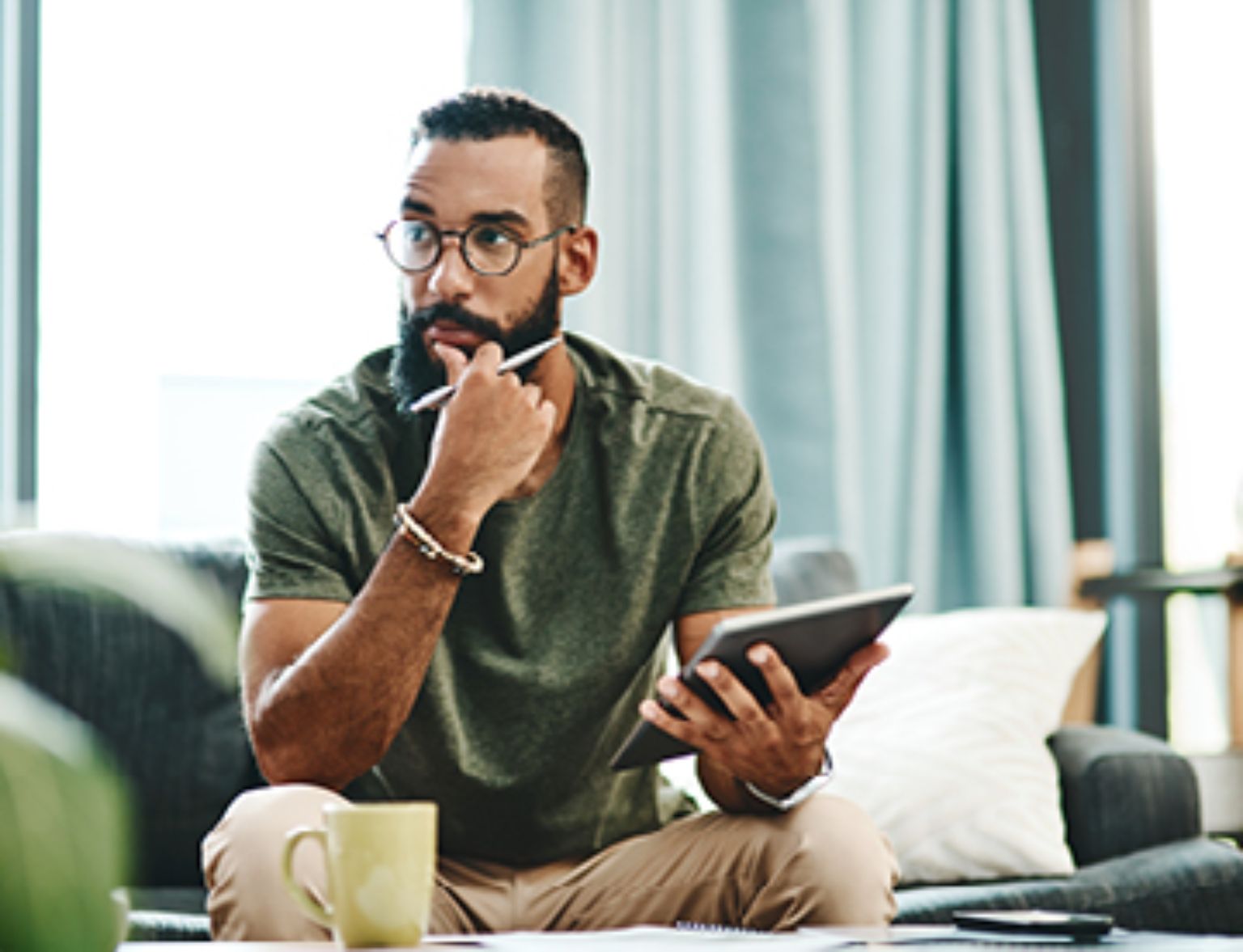 Blog Teaser - Mann am denken aus dem Artikel So helfen Ihnen Fonds-Ratings bei der Wahl der passenden Anlagefonds