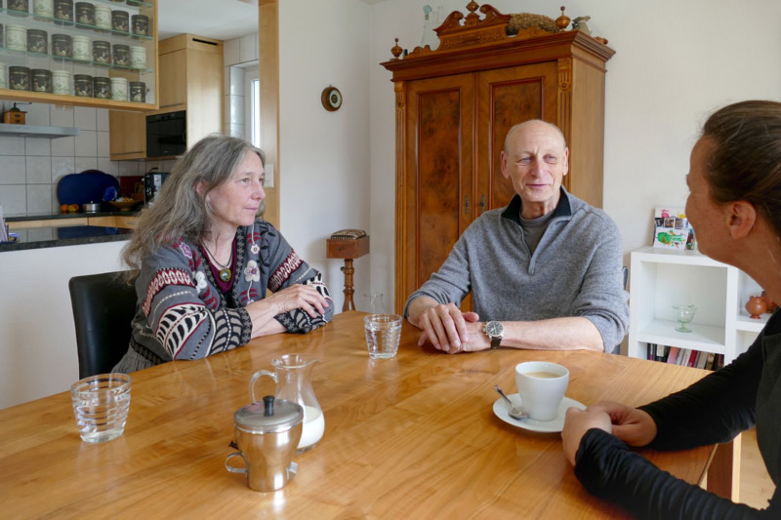 Blog Image - 3 Personen im Gespräch aus dem Artikel Aus ökonomischer Sicht spricht alles für eine Sanierung