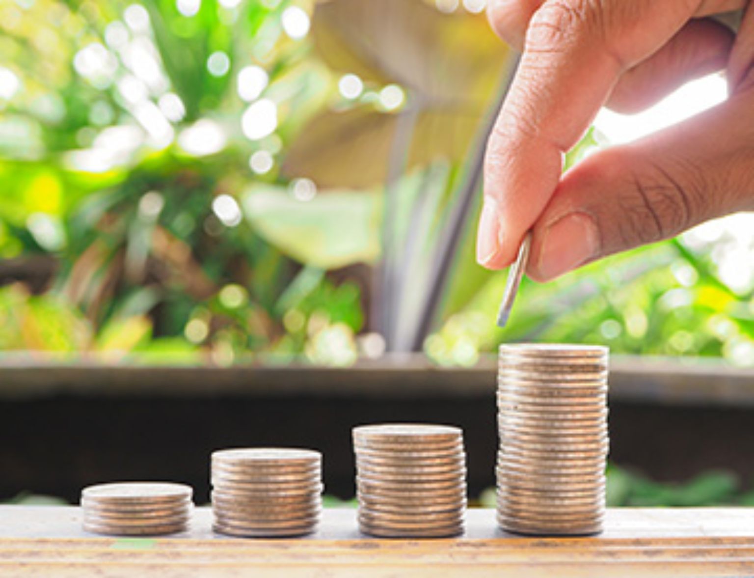 Blog Teaser - Silbermünzen in 4 Stapeln aus dem Artikel Sechs Spartipps für Jugendliche