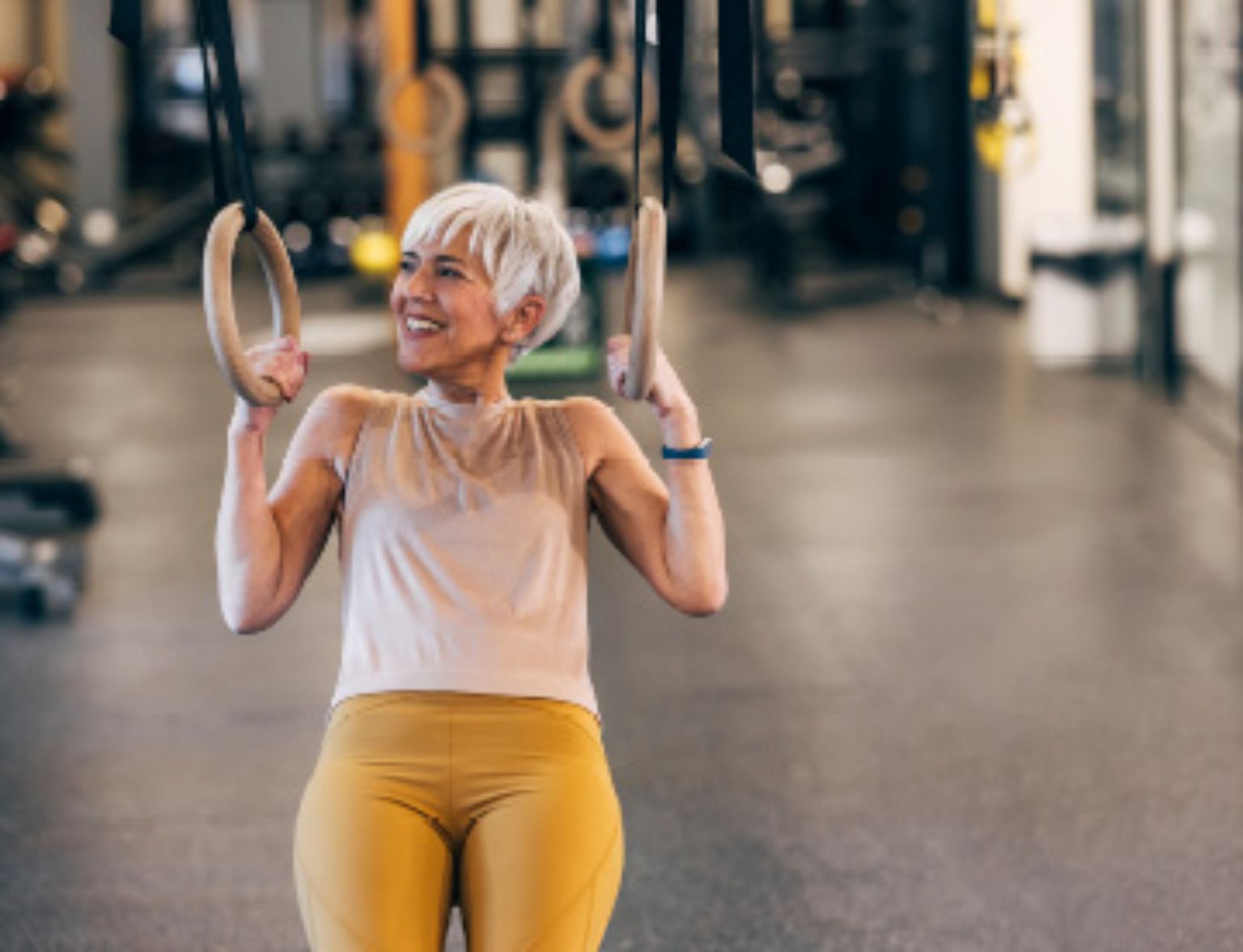 Blog Teaser - Frau am Trainieren aus dem Artikel Warum leben Frauen länger als Männer?