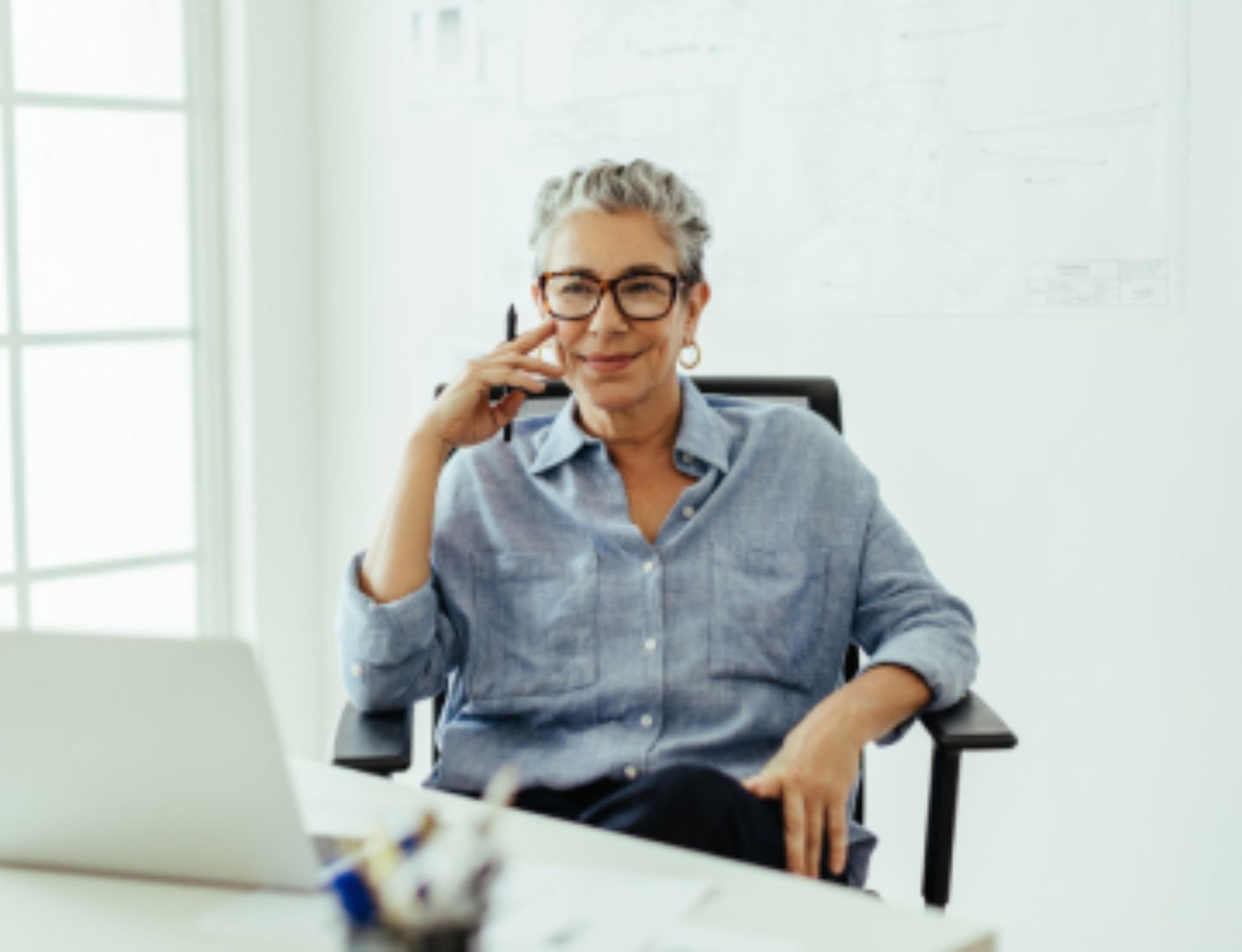 Blog Teaser - Frau im Büro aus dem Artikel AHV – nicht die einzige Säule Ihrer Altersvorsorge