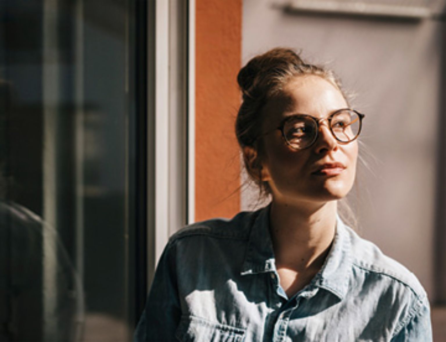 Blog Teaser - Frau mit Schatten aus dem Artikel Frauenpower beim Anlegen