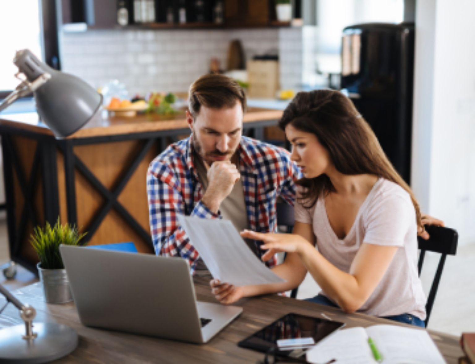 Blog Teaser - Frau und Mann in einer Diskussion aus dem Artikel Warum Obligationen wieder so interessant sind