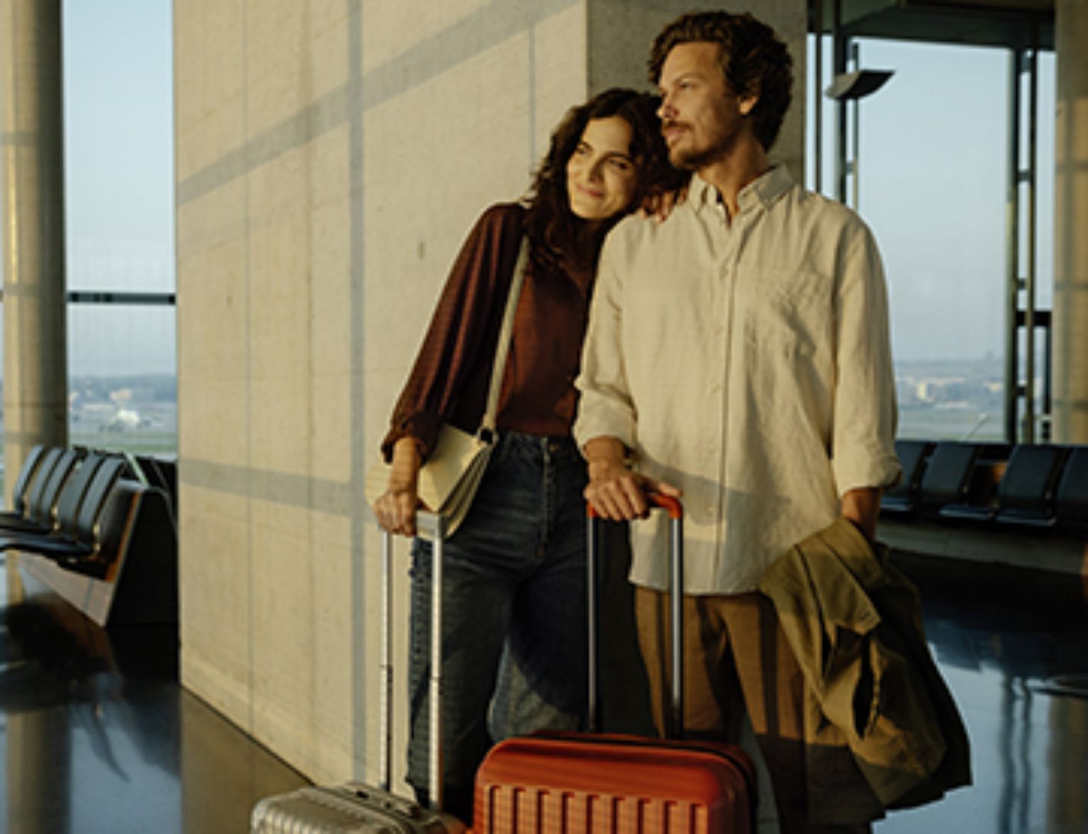 Blog Teaser - Mann und Frau am Flughafen aus dem Artikel Beim Einkaufen oder Reisen: So profitieren Sie mit Ihrer Kreditkarte