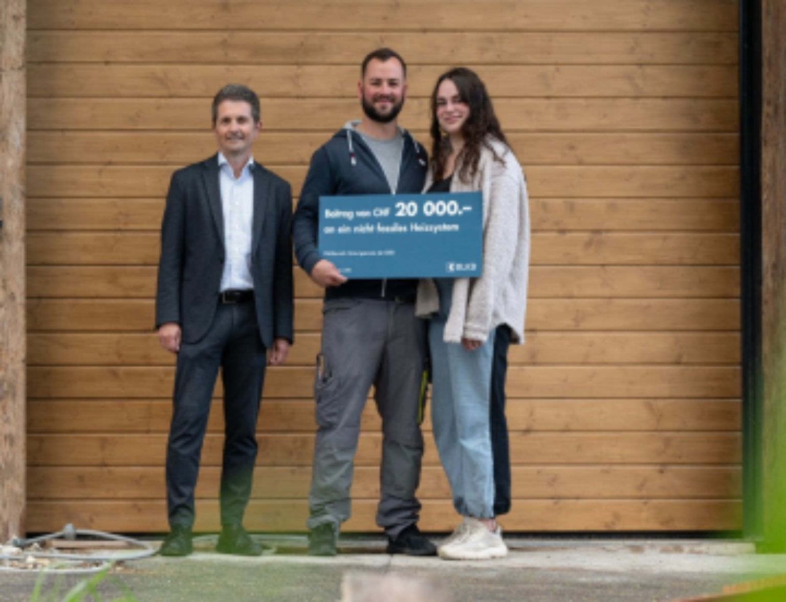 Blog Teaser - Ein Mann und eine Frau gewinnen 20 000 CHF aus dem Artikel Wettbewerb Heizungsersatz: Umsteigen lohnt sich