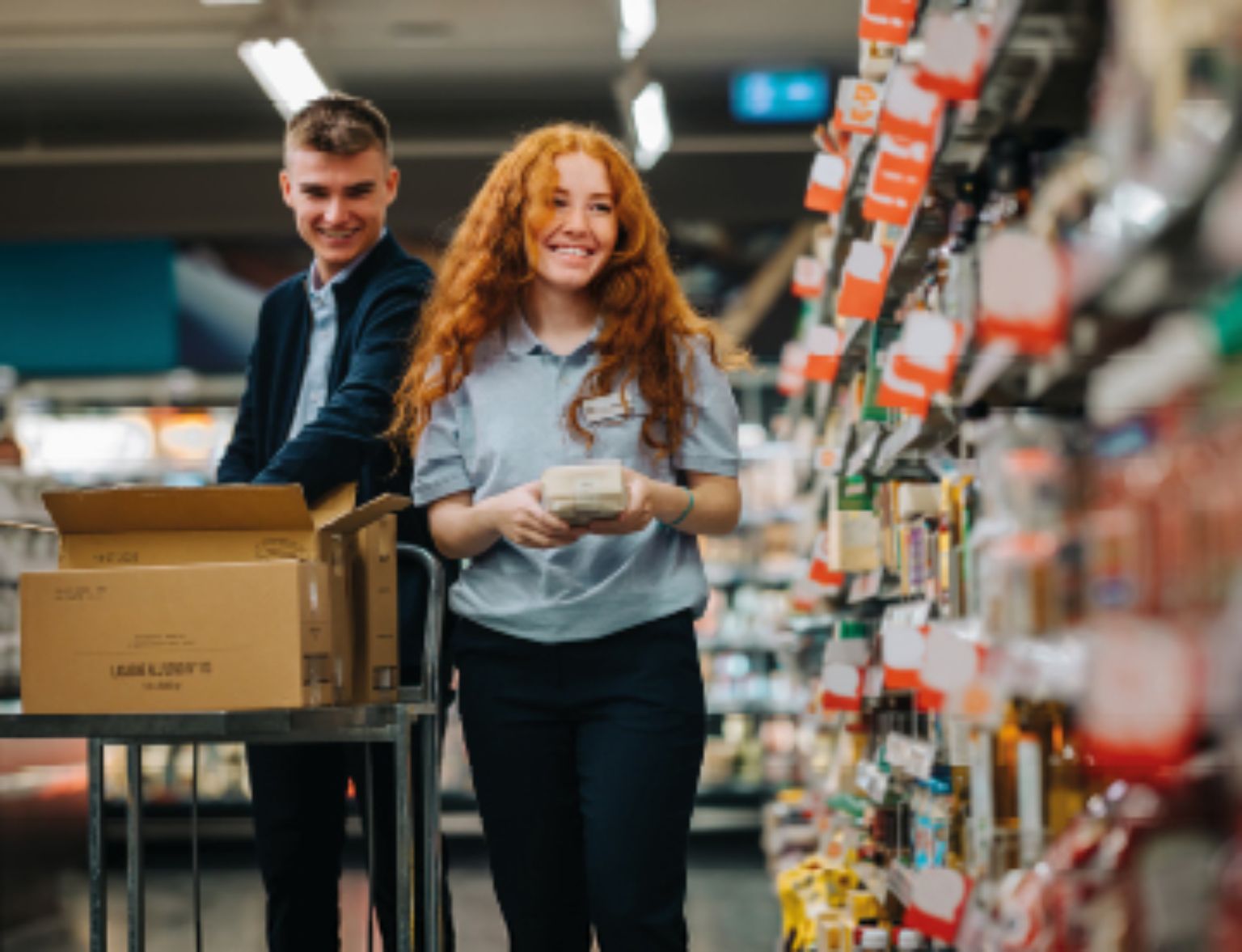 Blog Teaser - Zwei junge Menschen am Arbeiten aus dem Artikel Jobs for Juniors: 571 540 Franken für die Berufsbildung