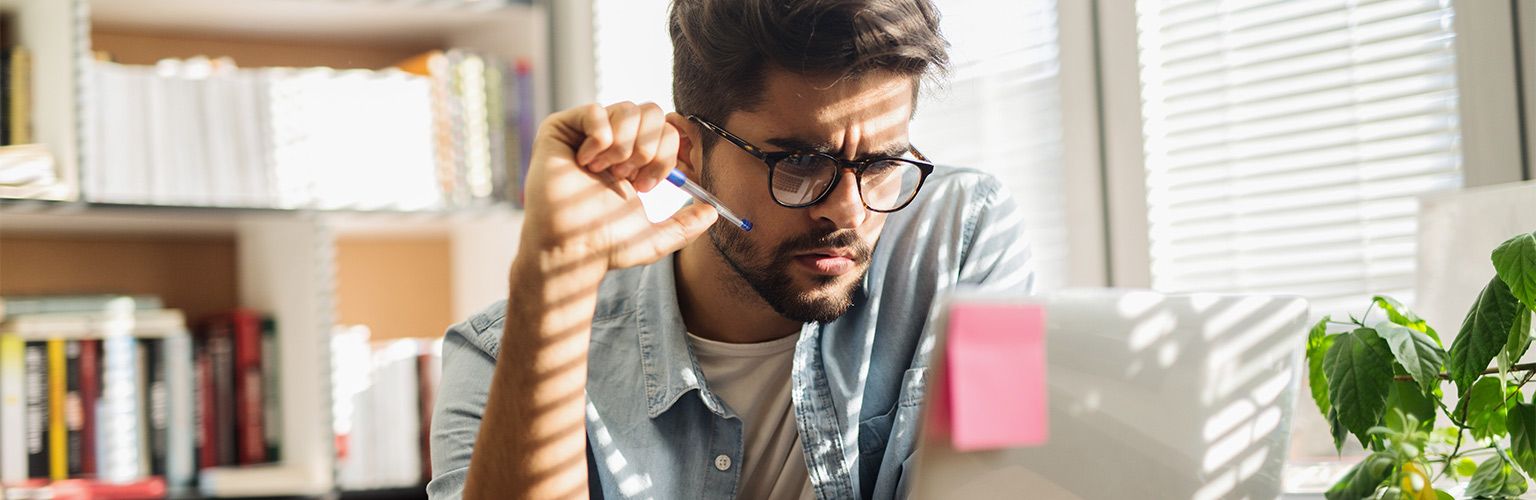 Blog Stage - Mann schaut am Laptop