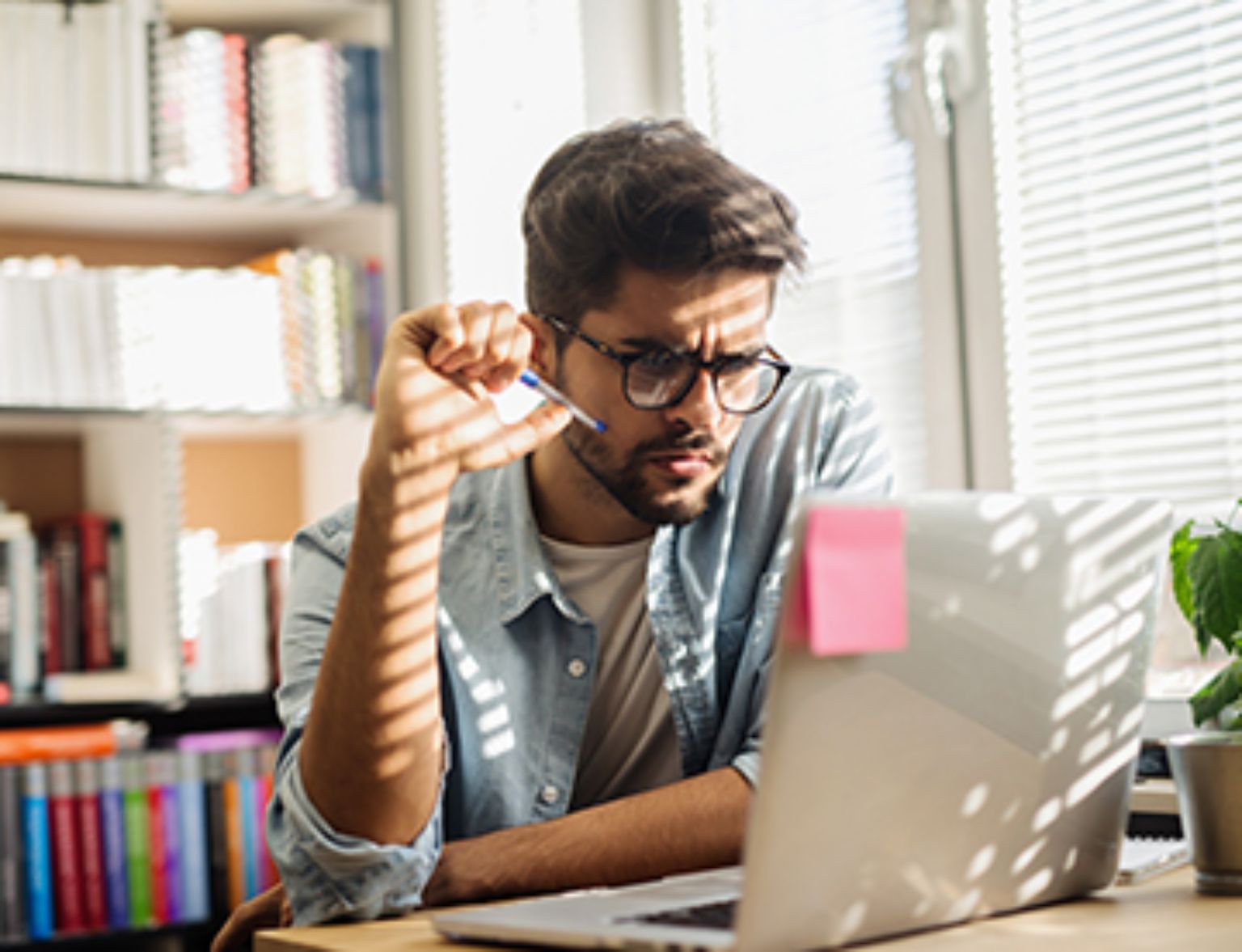 Blog Teaser - Mann schaut am Laptop aus dem Artikel Anlagefonds sind aktuell sehr beliebt – zu Recht?