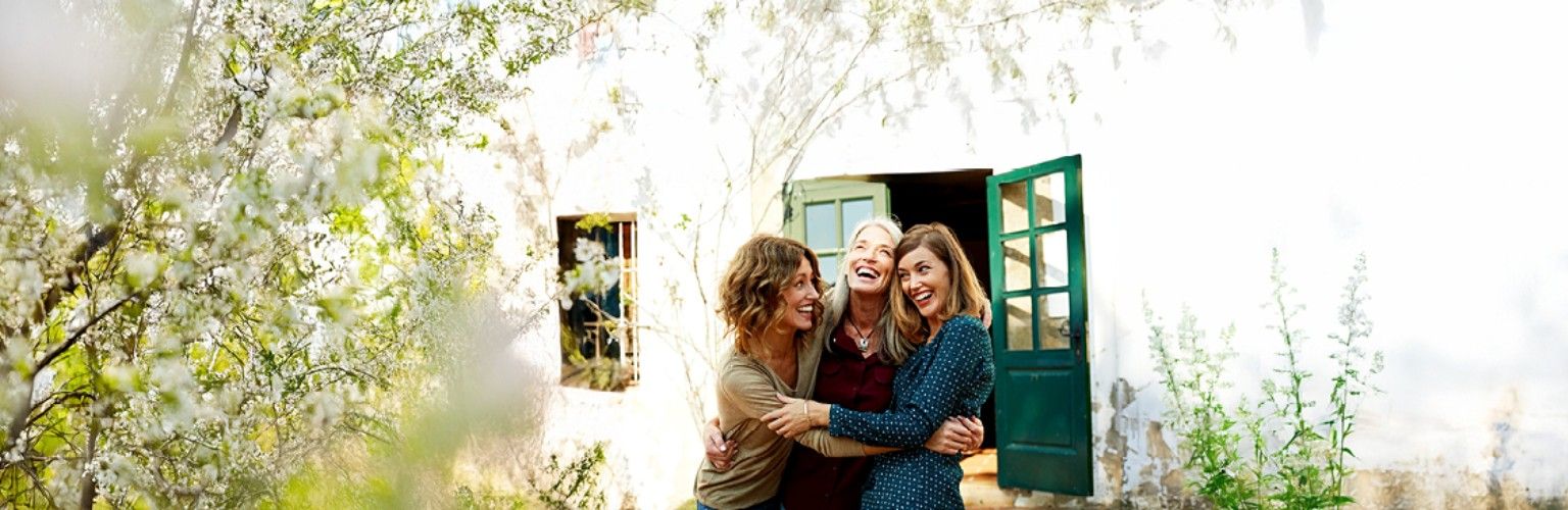 Blog Stage - Frauen umarmen sich