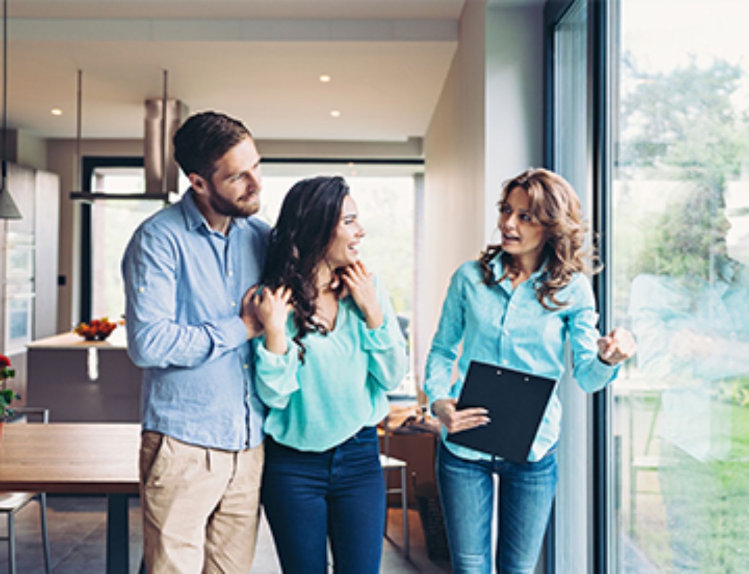 Blog Teaser - Verkäuferin zeigt Kunden die Wohnung aus dem Artikel Der Immobilienkauf Schritt für Schritt: So meistern Sie den Weg zum Eigenheim