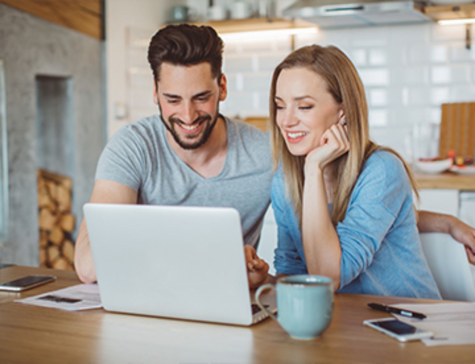 Blog Teaser - Mann und Frau schauen Laptop an aus dem Artikel Der Immobilien-Kaufvertrag: Alles, was Sie wissen müssen