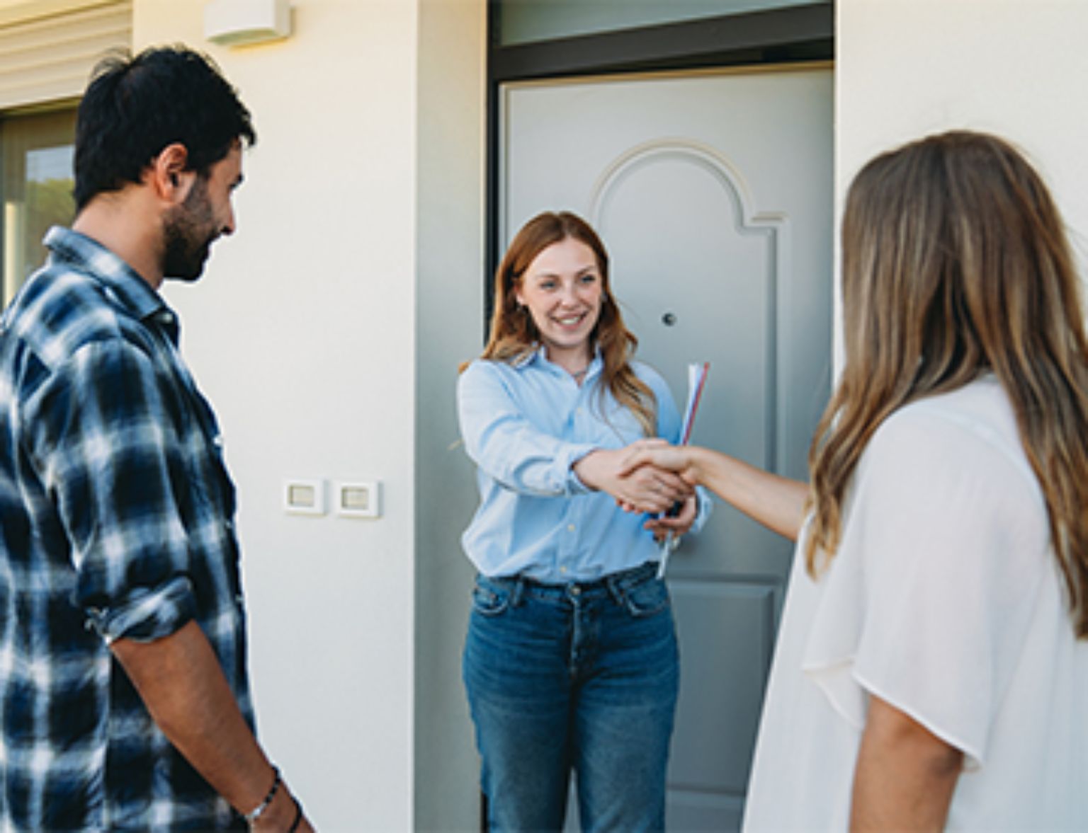 Blog Teaser - Verkäuferin gibt Kunden die Hand aus dem Artikel Der Immobilienverkauf – Schritt für Schritt zum Erfolg