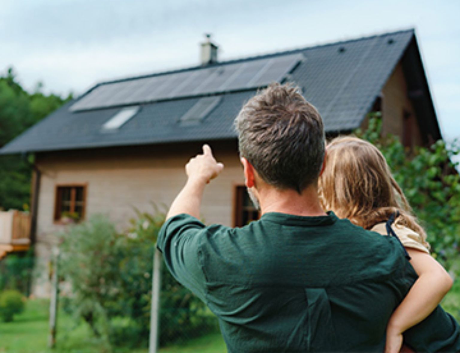 Blog Teaser - Vater schaut mit Tochter das Haus an aus dem Artikel Das passende Eigenheim finden: So erfüllen Sie sich Ihren Wohntraum