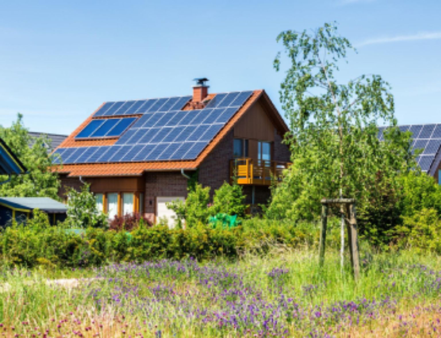 Blog Teaser - Haus mit Garten aus dem Artikel Wie kann nachhaltiges Renovieren den Wert von Immobilien steigern?