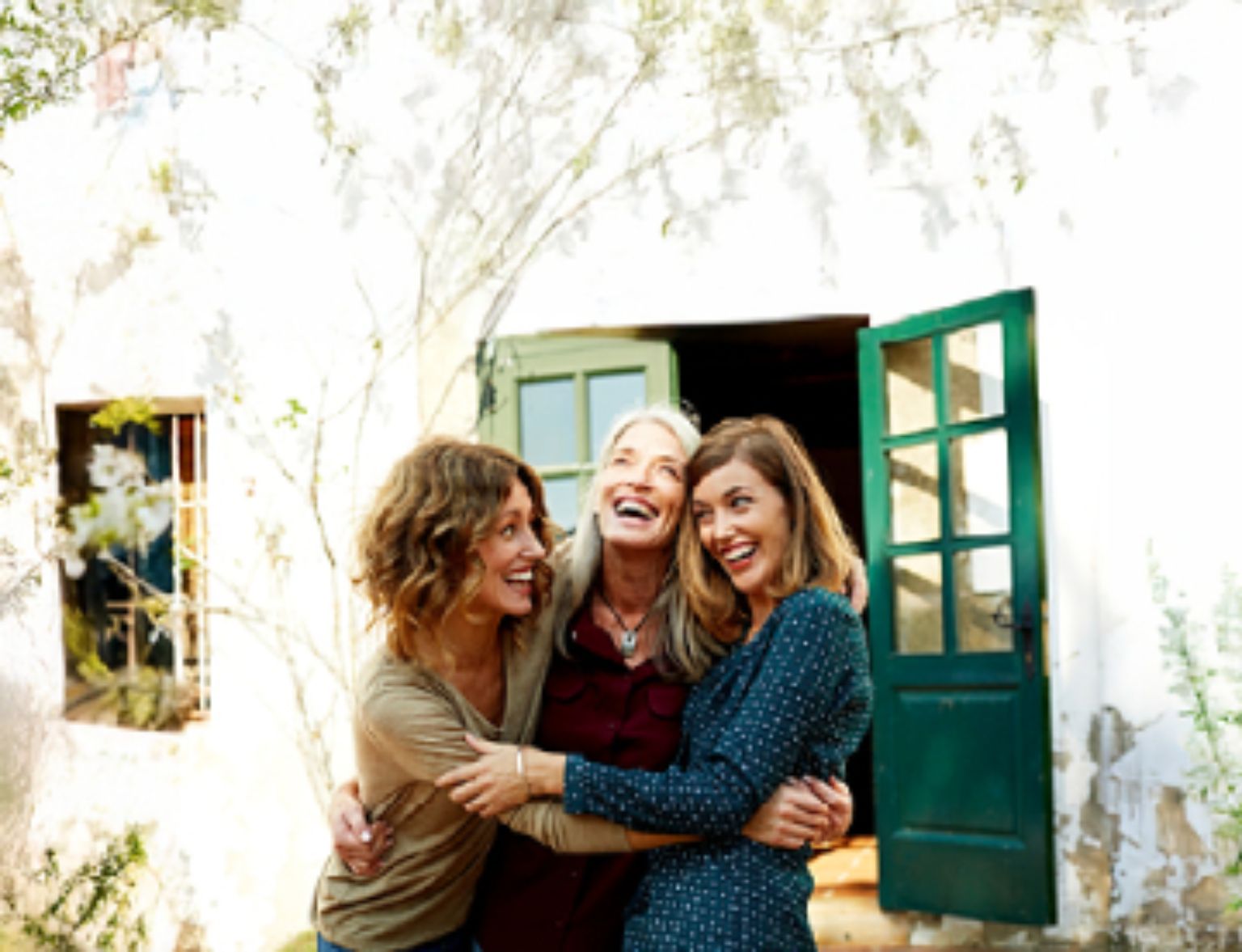 Blog Teaser - Frauen umarmen sich aus dem Artikel Wie können Frauen finanzielle Lücken in verschiedenen Lebensphasen schliessen?