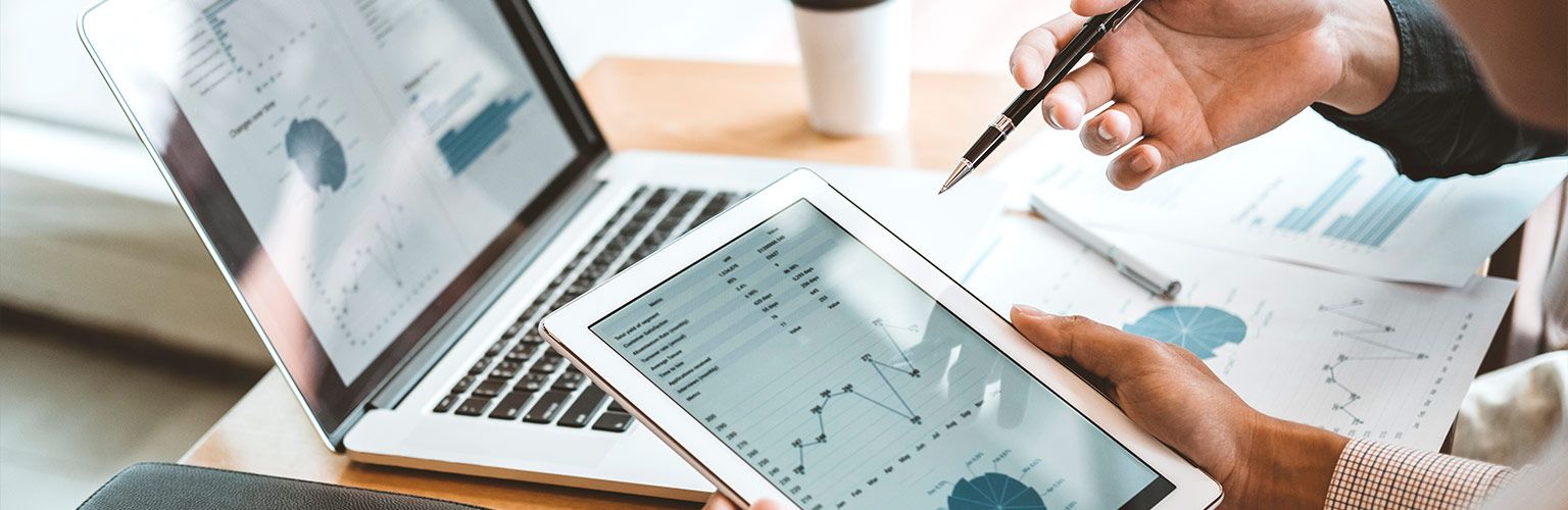 Blog Stage - Tablet und Laptop mit Übersicht auf Statistiken