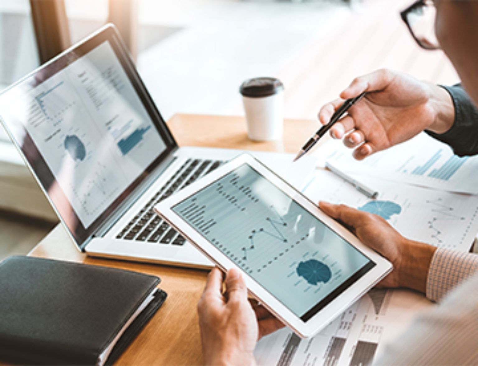 Blog Teaser - Tablet und Laptop mit Übersicht auf Statistiken aus dem Artikel Wirtschaftspolitische Zeiten­wende in Europa