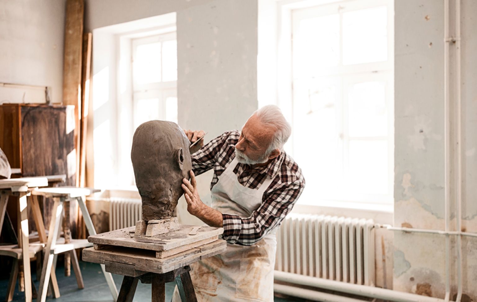 Blog Teaser - Mann kreiert Modellkopf aus dem Artikel Sind Sie fit für die Nachfolge? So gelingts