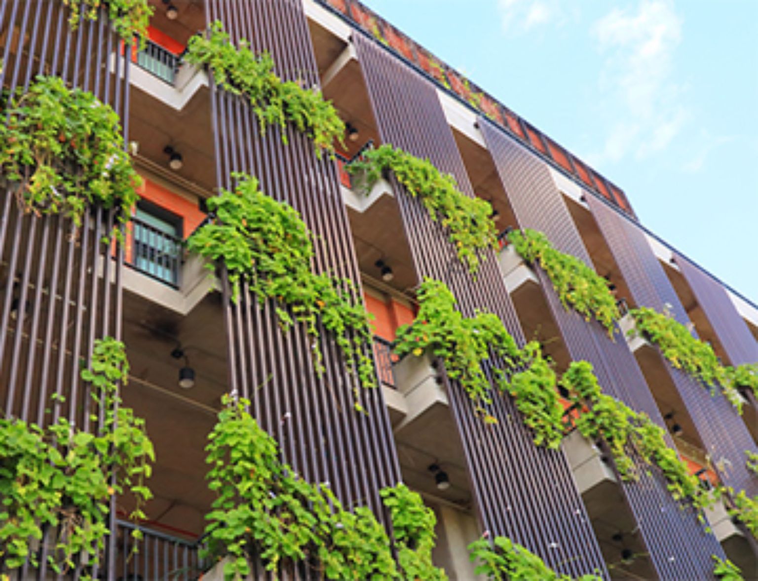 Blog Teaser - Mehrfamilienhaus mit Balkons aus dem Artikel Organisations­übergreifende Lösungsansätze für einen zukunftsfähigen Gebäudebestand