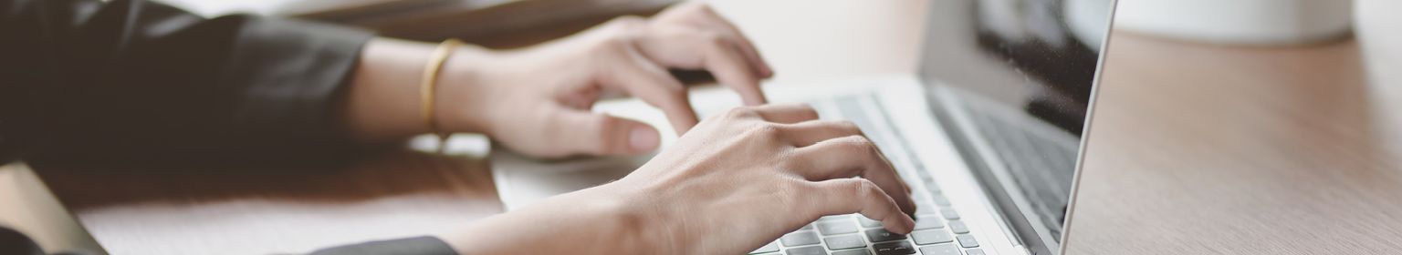 PageEnd - Person tippt am Laptop