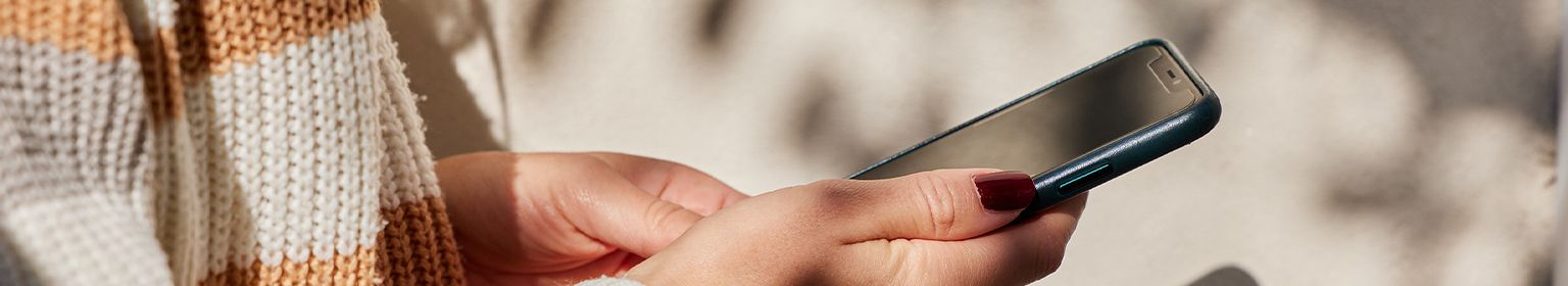 PageEnd - Frau mit Handy an der Hand