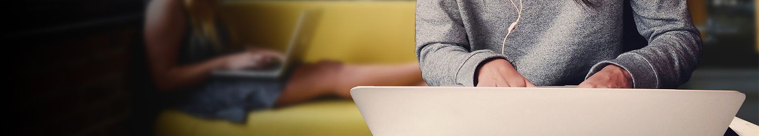 Journey Teaser Single - Frau mit Laptop