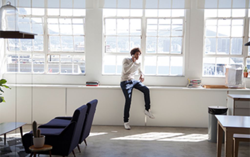 Blog Teaser - Ein Mann neben Fenster