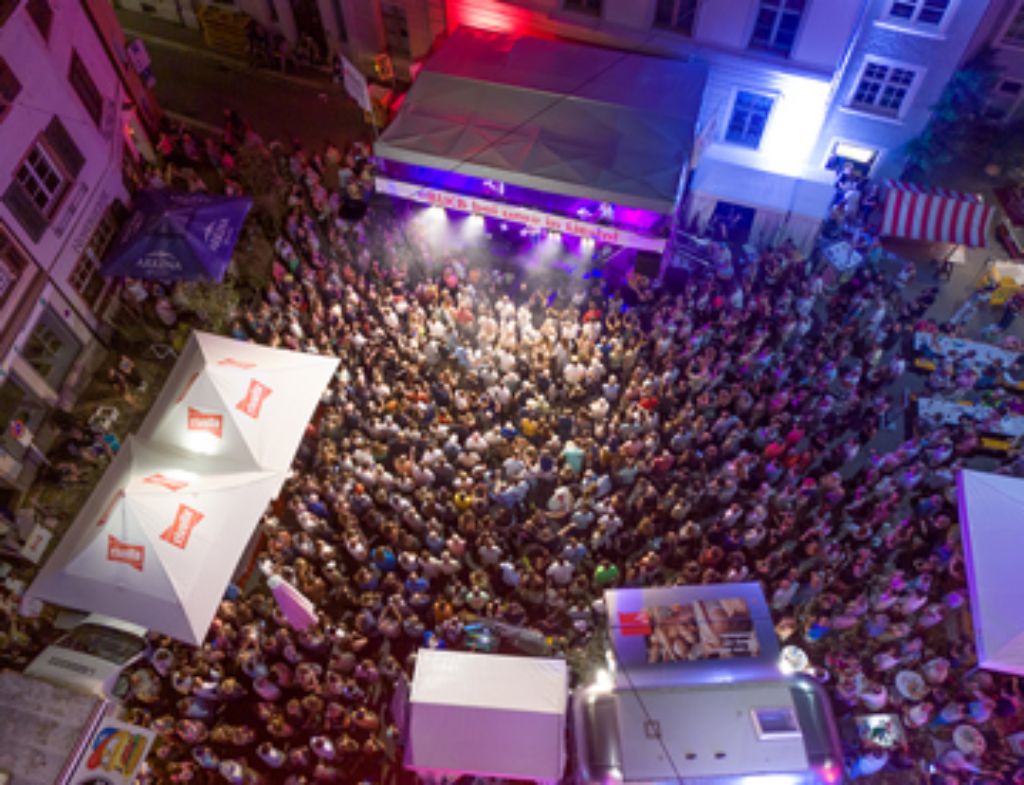 News Teaser - Versammlung von Menschen in einem Konzert aus dem Artikel