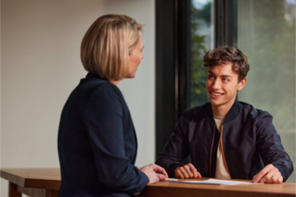 Journey Teaser Single - Junger Mann und Frau in einer Diskussion - Mobile