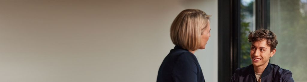 Journey Teaser Single - Junger Mann und Frau in einer Diskussion - Tablet