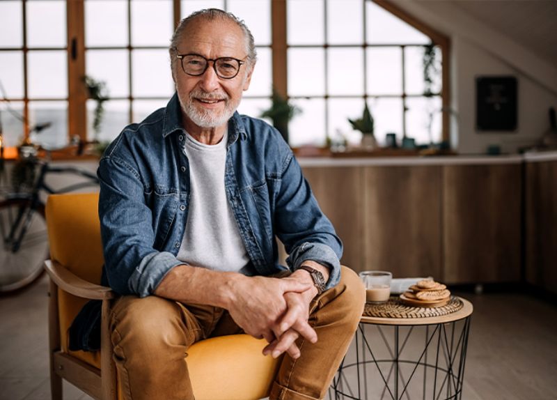 Mann Tisch Wohnzimmer