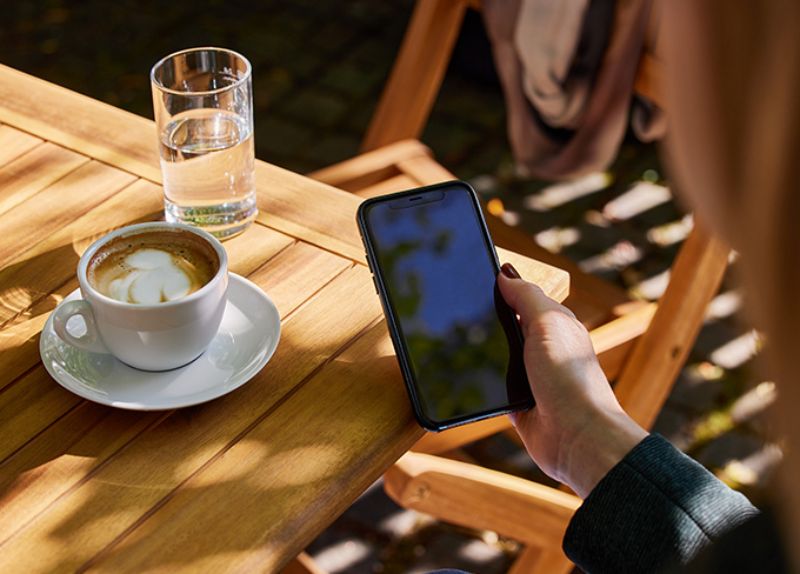 Kaffee Smartphone Frau