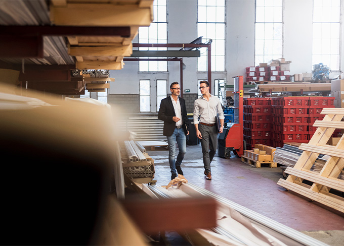 2 Geschäftsmänner im Lager