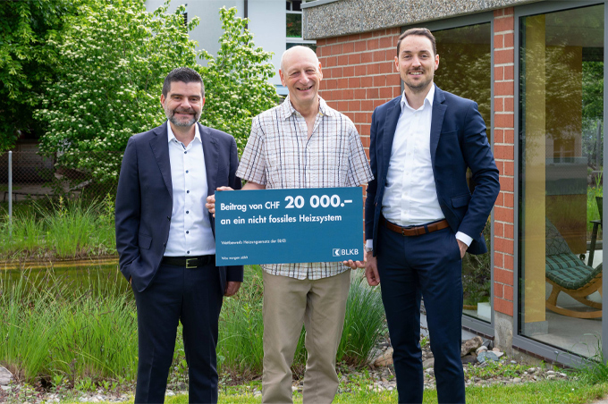 Bild (von links): Lorenzo Panariello, Kundenberater Allschwil, Marcus Diacon, Gewinner, und Raffaele D’Amato, Leiter Region Allschwil.