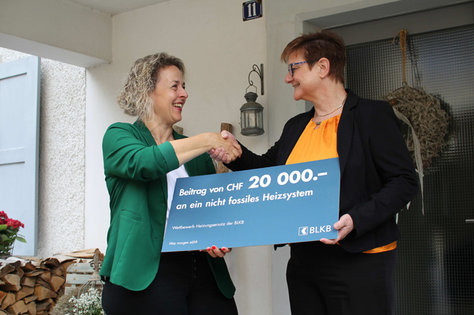 Bild (von links): Nicole Hediger, Gewinnerin, mit Kathrin Schneider, Kundenberaterin Sissach.